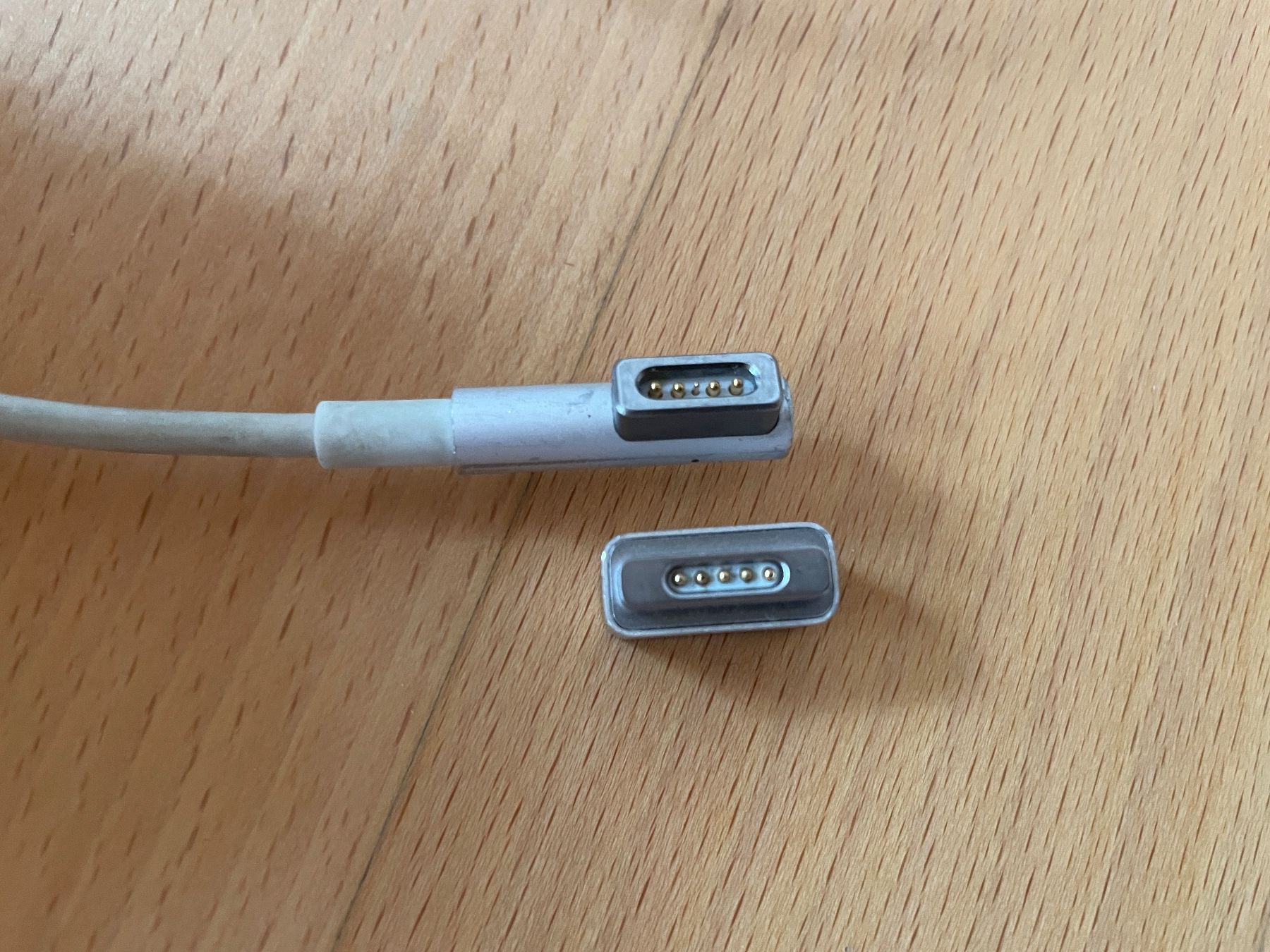 Apple Ladegerät: Original-Apple-Ladegerät MacSafe 1 mit MacSafe-2-Adapter – Gebraucht aus Pfungen von gilbertfr 5