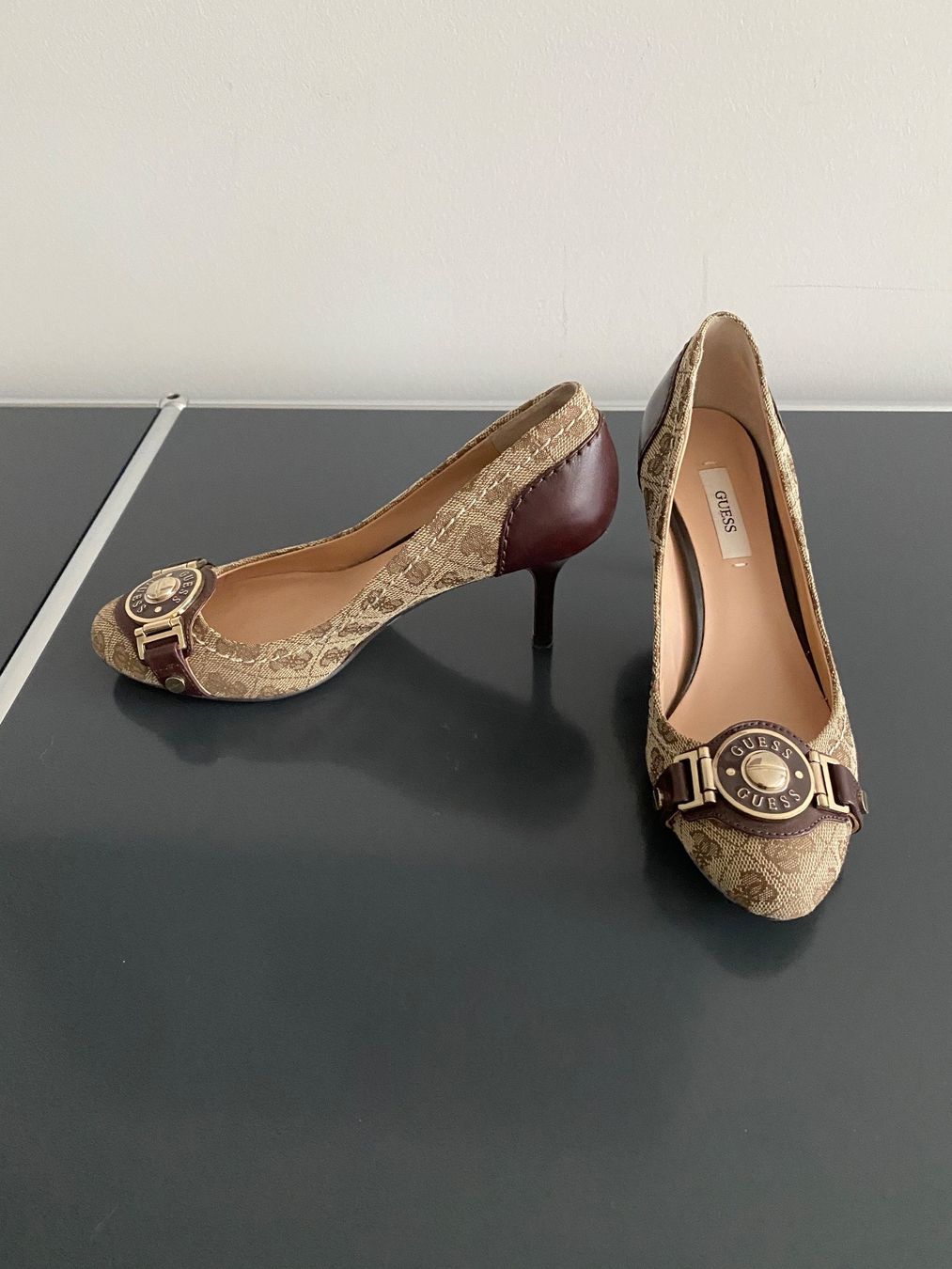 Guess Damenschuhe: Guess Schuh, Pumps mit Guess Muster – Neu (gemäss Beschreibung) aus Zug von Pereromi 1