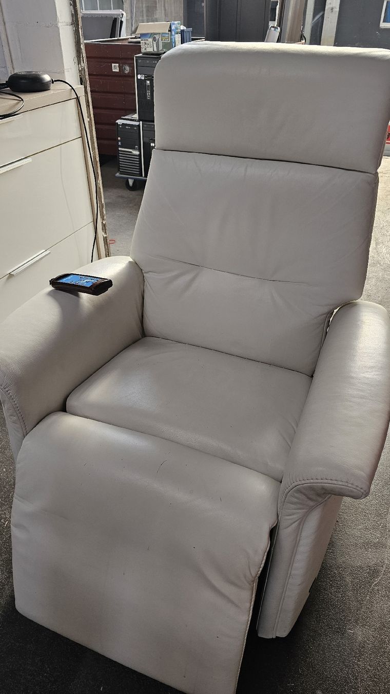 Fauteuils: Sessel Cumulus Leder weiss mit Aufstehhilfe Sitzfunktion – D'occasion à Koppigen par Bracher_Mail-House
