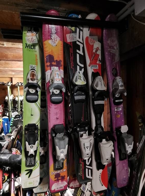 Skis: Equipement ski complet - Skis, chaussures, casques, bâtons.. – D'occasion à Leysin par Liquidation-404 1