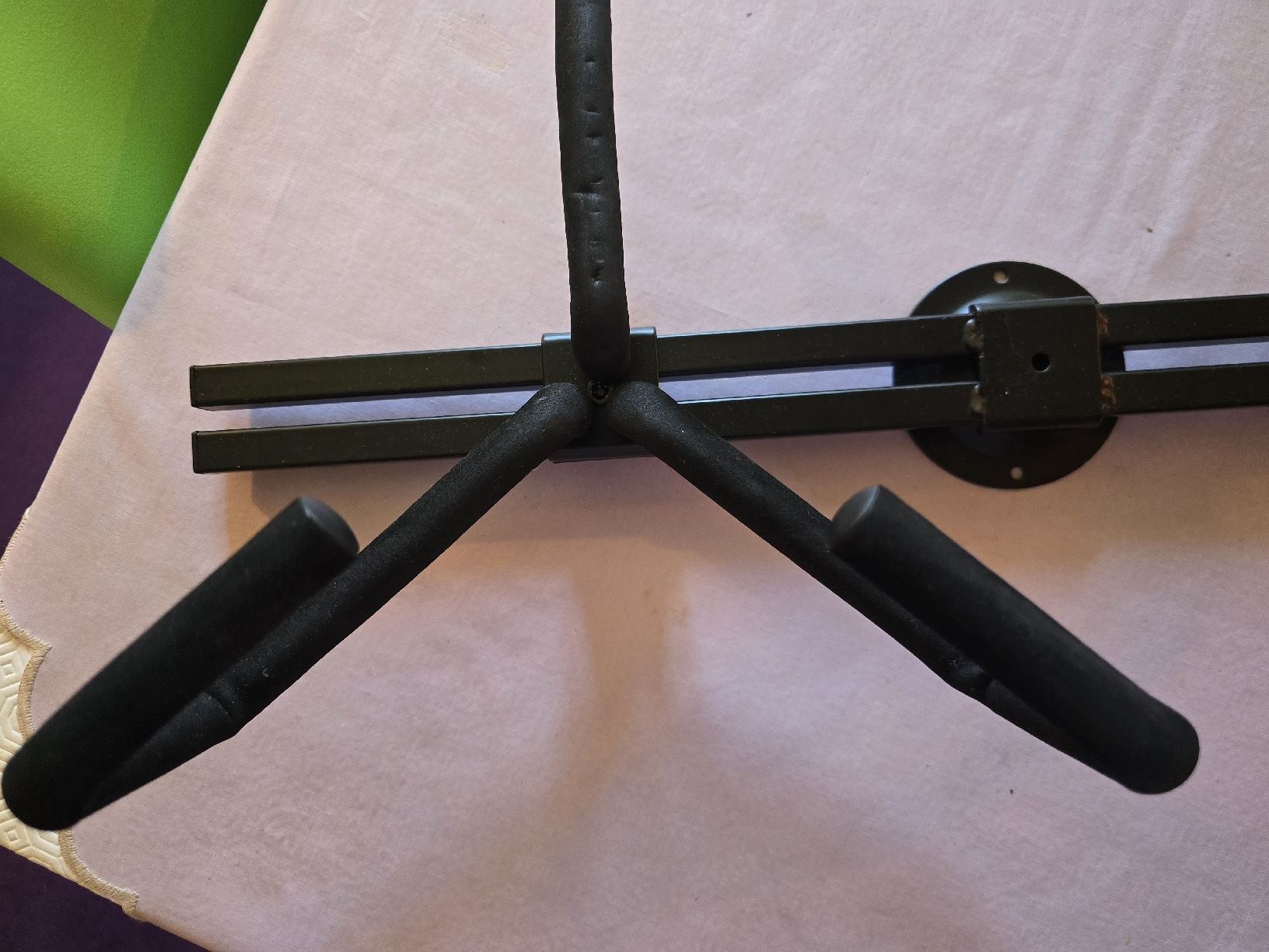 Strumenti musicali: Gitarren Wandhalter für E-Gitarre – Usato da Zürich venduto da Antiquedealer 1