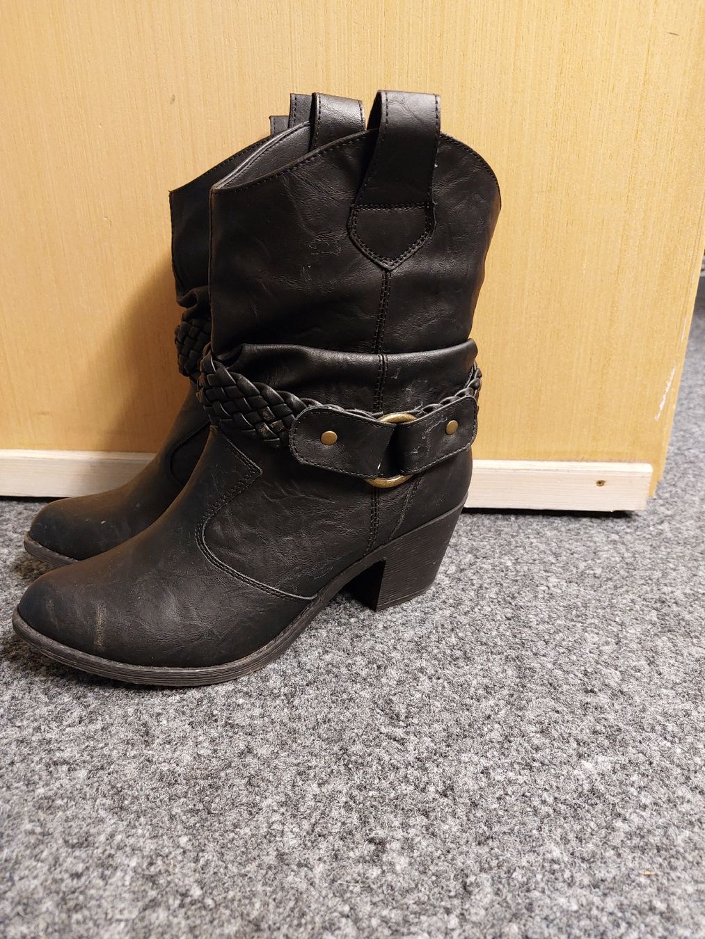 Chaussures femmes: Stiefeletti Gr. 40 – D'occasion à Schmitten par Renistern68