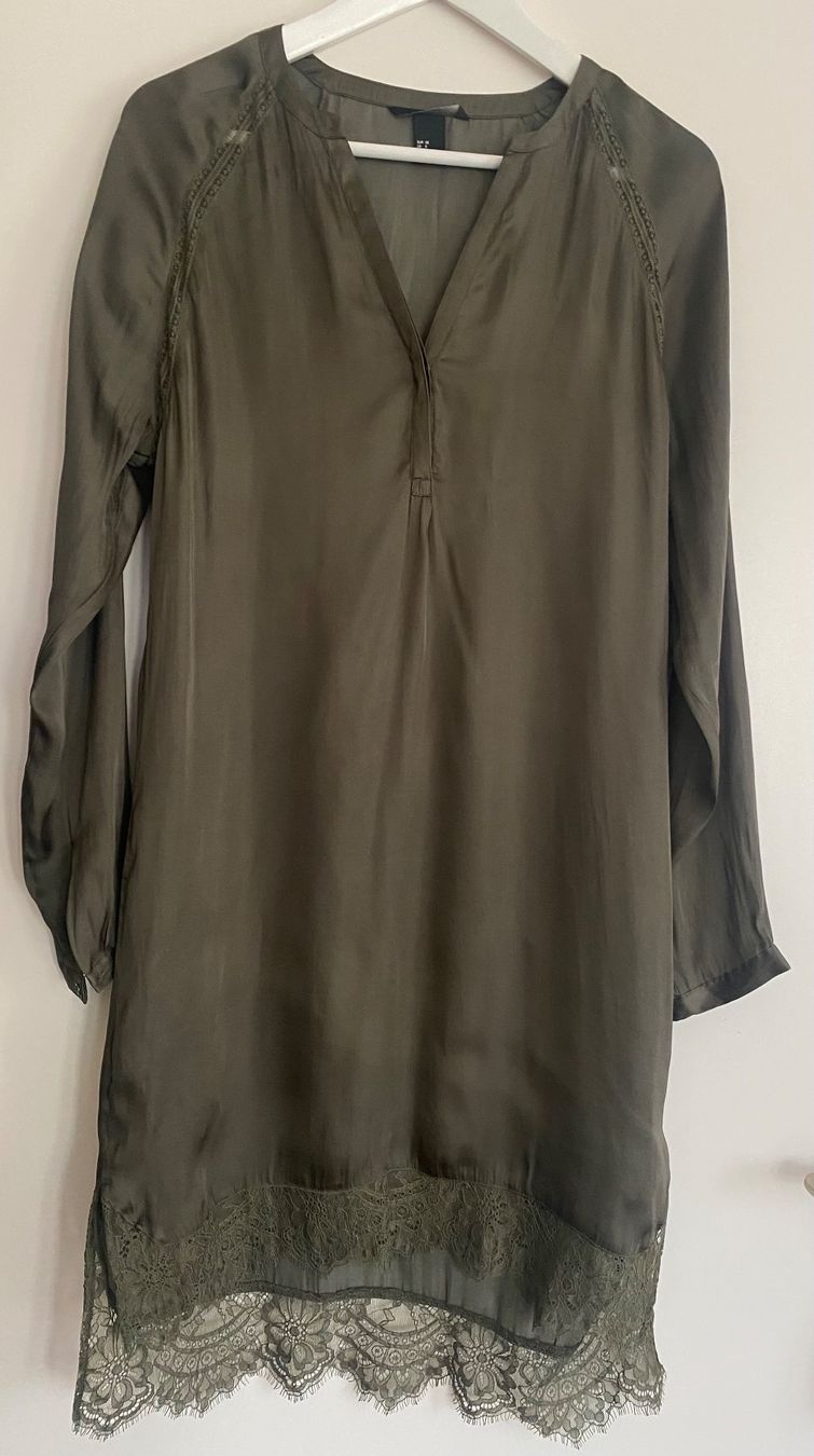 H&M Kleider: Satinkleid in Oliv mit Spitzen-Detail, Gr. 38 – Neu (gemäss Beschreibung) aus Zürich von Maria2021