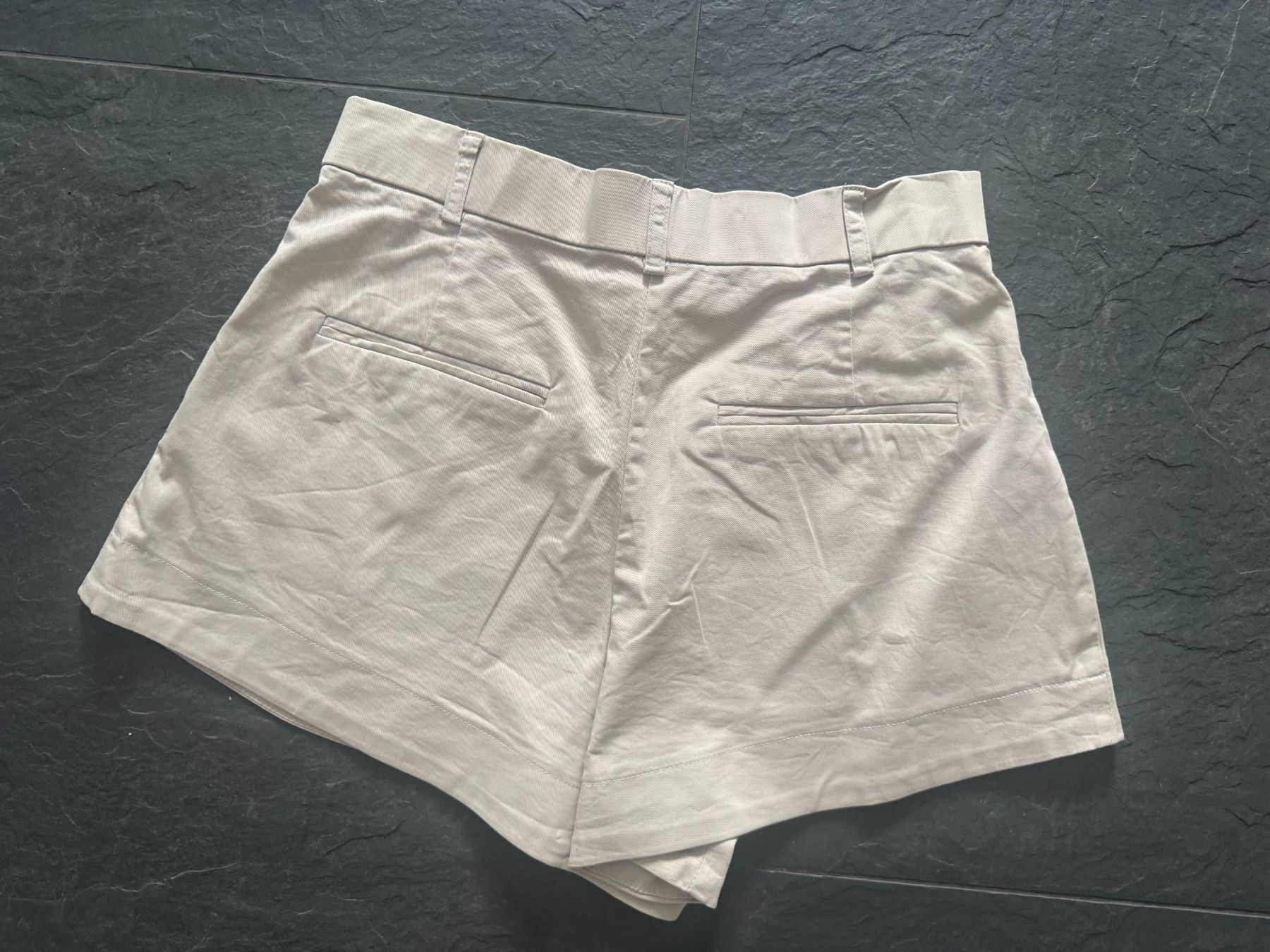 Pantaloni: ZARA Damen Bermudas beige Gr. M – Usato da Bonstetten venduto da VCLS 1