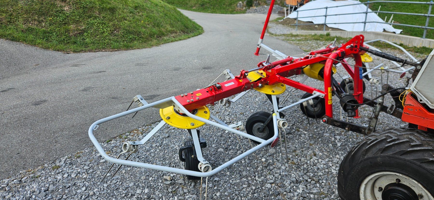 Tutte le macchine: Pöttinger Kreiselheuer Hit4.4H – Usato da Schangnau venduto da retu89 2