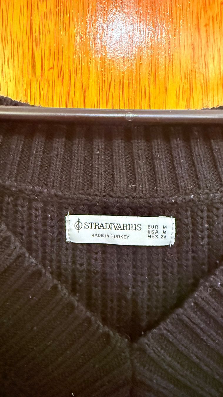 Stradivarius Pullover & Sweatshirts: • Schwarzer Pullover von Stradivarius • – Gebraucht aus Basel von mendoza13 1