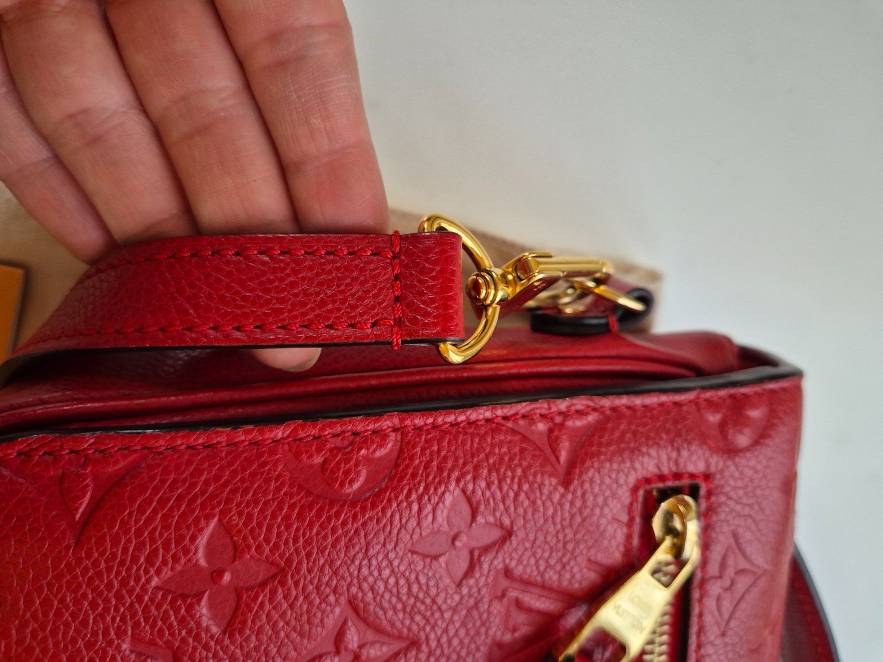 Louis Vuitton Taschen für Damen: Louis Vuitton Tasche Metis Monogram Empreinte rot – Gebraucht aus Winterthur von vabit_9 7