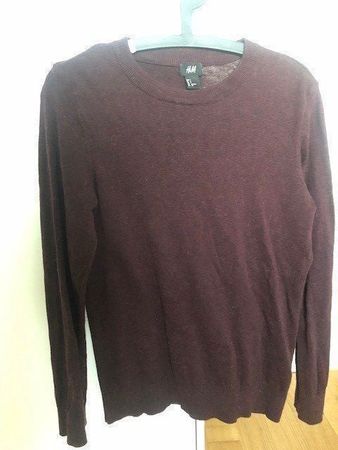 Dunkelroter angenehmer Pullover