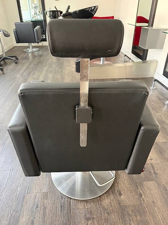 Kosmetik-& Massageliegen: 2 Layer Friseurstühle - Kunstleder, höhenverstellbar – Gebraucht aus Meyriez von Der_Hausmeister 2