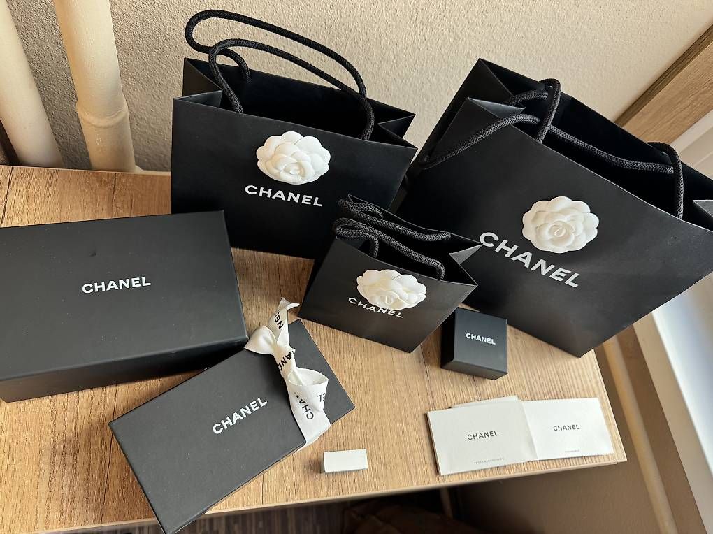 Chanel Borse: Originales Chanel Luxus-Verpackungsset mit Samtkleiderbüge – Usato da Emmetten venduto da kel_982x 3