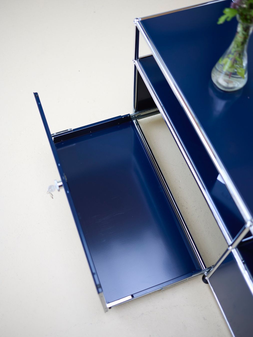 USM Cassettiere: USM Haller Lowboard Stahlblau – Usato da Meinisberg venduto da atelier_TILIJA 3