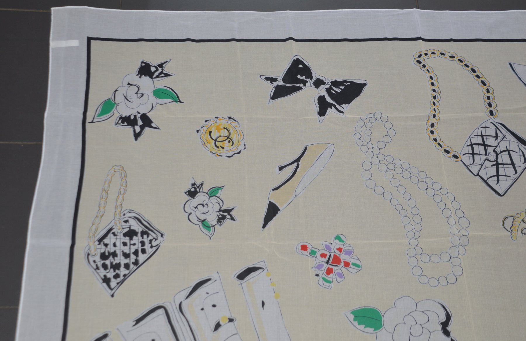 Chanel Foulard & Sciarpe: Schal Chanel châle – Usato da Collonges venduto da Auganien 2