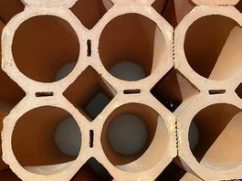 Elementi in terracotta per l'affinamento del vino