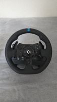 Lenkrad Logitech G923-Set mit Pedalen und Schalthebel.