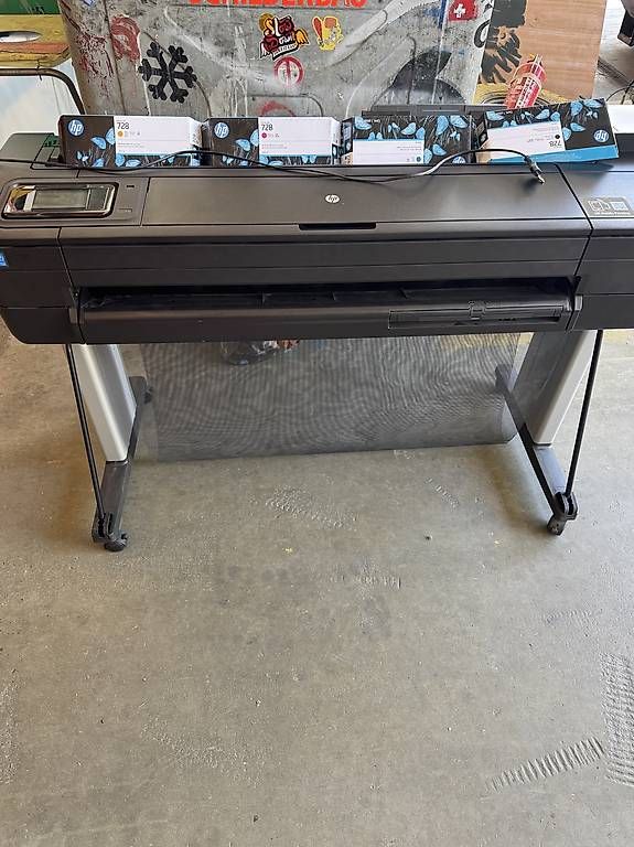 Stampanti: HP DesignJet T730 Plotter + 4 neue Patronen  – Usato da Starrkirch wil venduto da timson