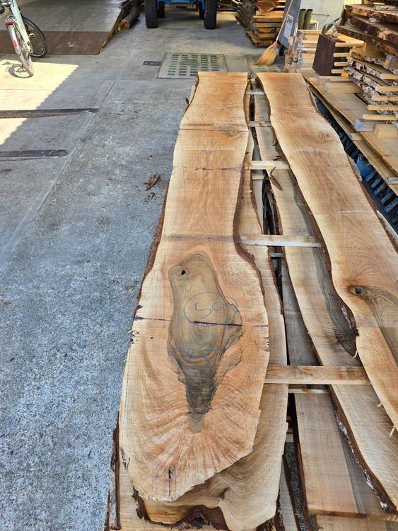 Articoli in legno: Nussbaumbrett Nr.50 – Nuovo (secondo la descrizione) da Lützelflüh-Goldb venduto da ch.waelchli-holz.ch