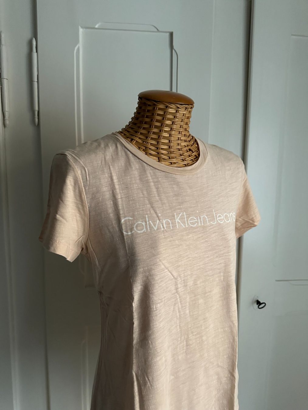 Calvin Klein T-shirt: CALVIN KLEIN - T-Shirt nude S – Usato da Zürich venduto da Diazaio 1