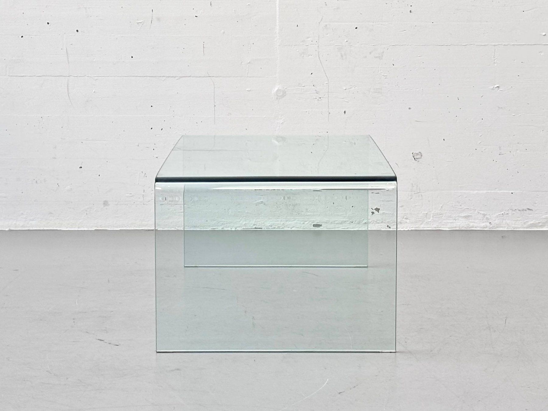 Tische: Minimalistischer Couchtisch aus gebogenem Glas – Gebraucht aus Zürich von LeMoege 5