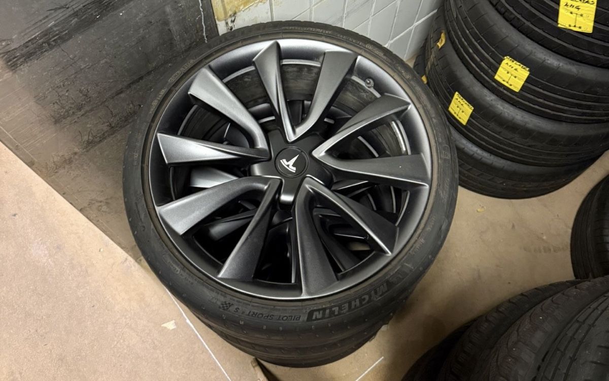 Tesla Cerchioni: Tesla 3 performance felgen set – Usato da Auw venduto da ax2_9ndl