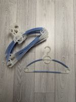 Lot de cintres bleus et blancs - Préparez votre garde-robe!