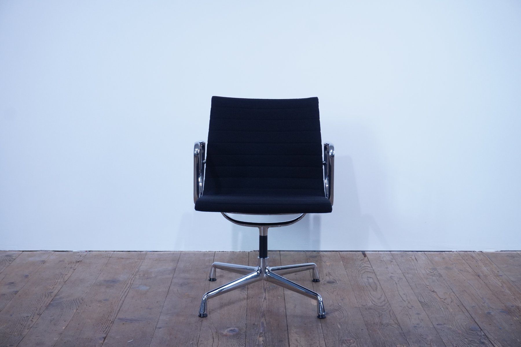 Vitra Sedie: Vitra Eames Alu Chair EA108 Hopsak nero – Usato da Bad Zurzach venduto da QLASSIQ 1