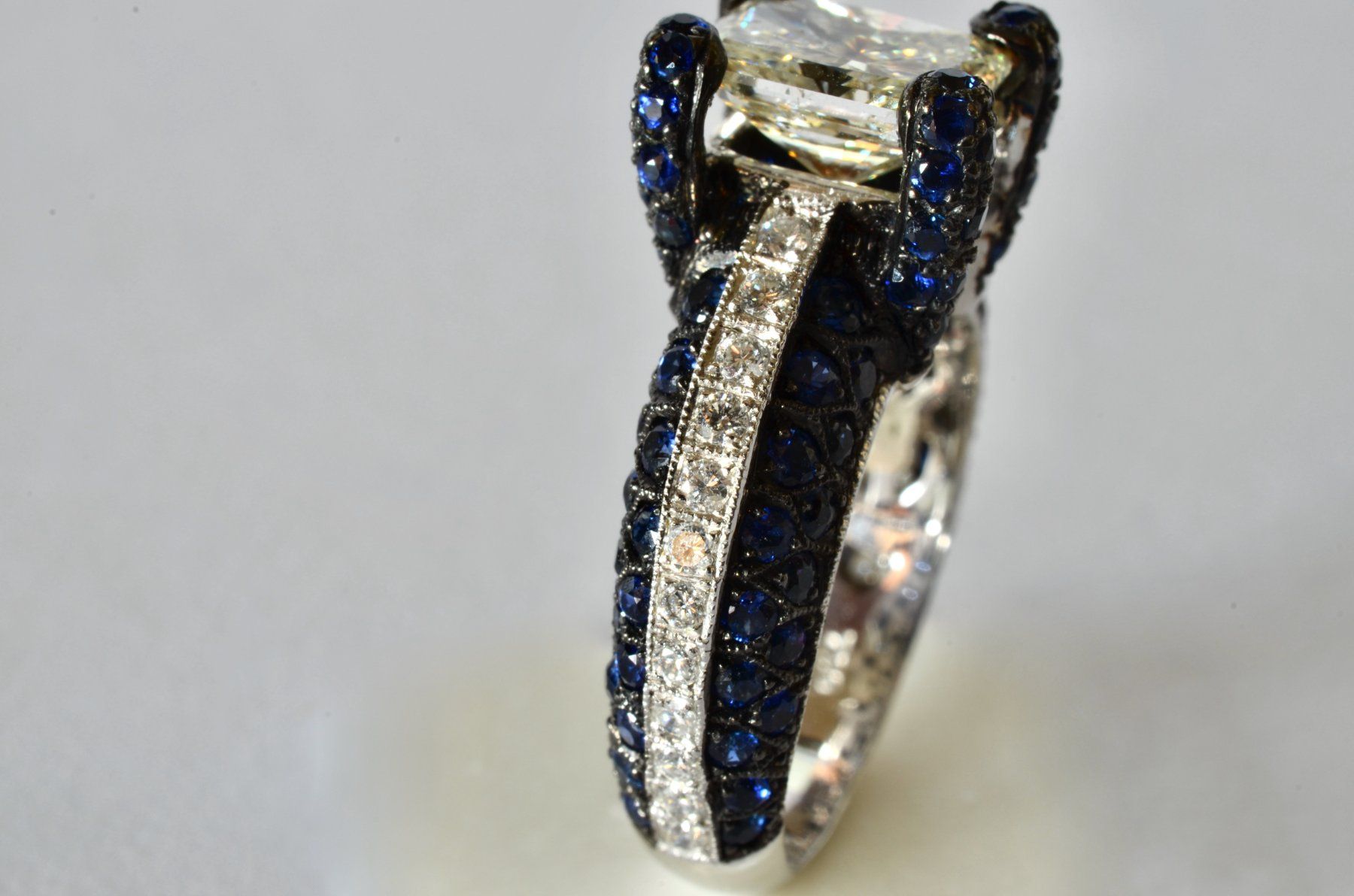 Anelli: Ring mit blauem Saphir und Diamanten, 1990. – Usato da Meilen venduto da glenbeigh 7
