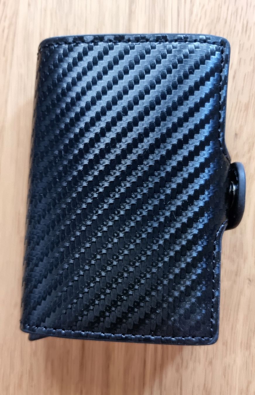 Sonstige Kleidung & Accessoires: Kartenetui Anti-RFID Carbon – Neu und originalverpackt aus Emmenbruecke von Chrissi. 1