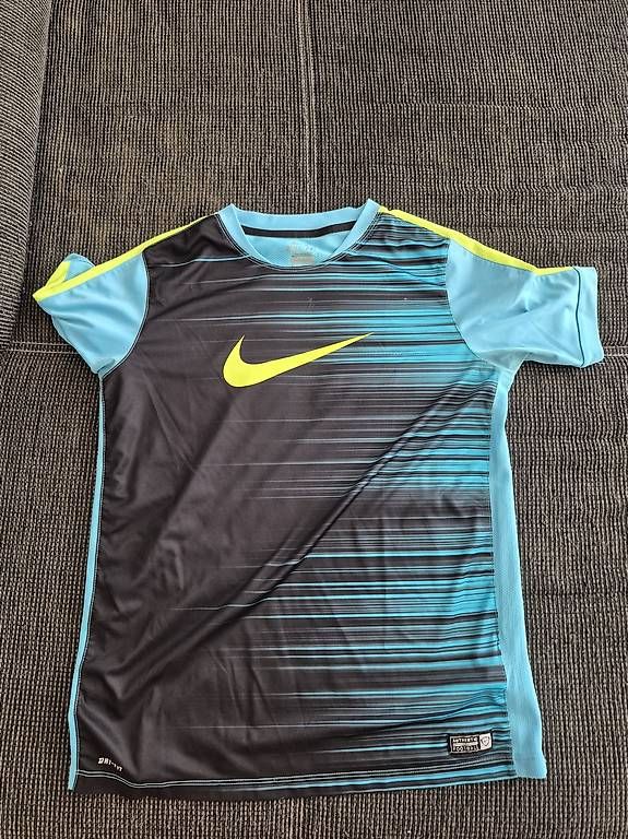 T-shirts: Nike T shirt – D'occasion à Muttenz par ymm_xn65