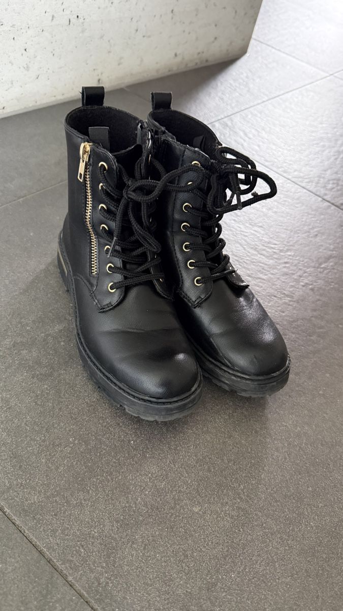 Chaussures filles: Bottines Noires Élégantes avec Fermetures Éclair Dorées – D'occasion à Courtételle par cyrus347 4