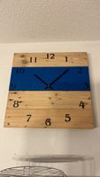 Handgemachte Holzwanduhr, blau-natur, ideal für jedes Zimmer