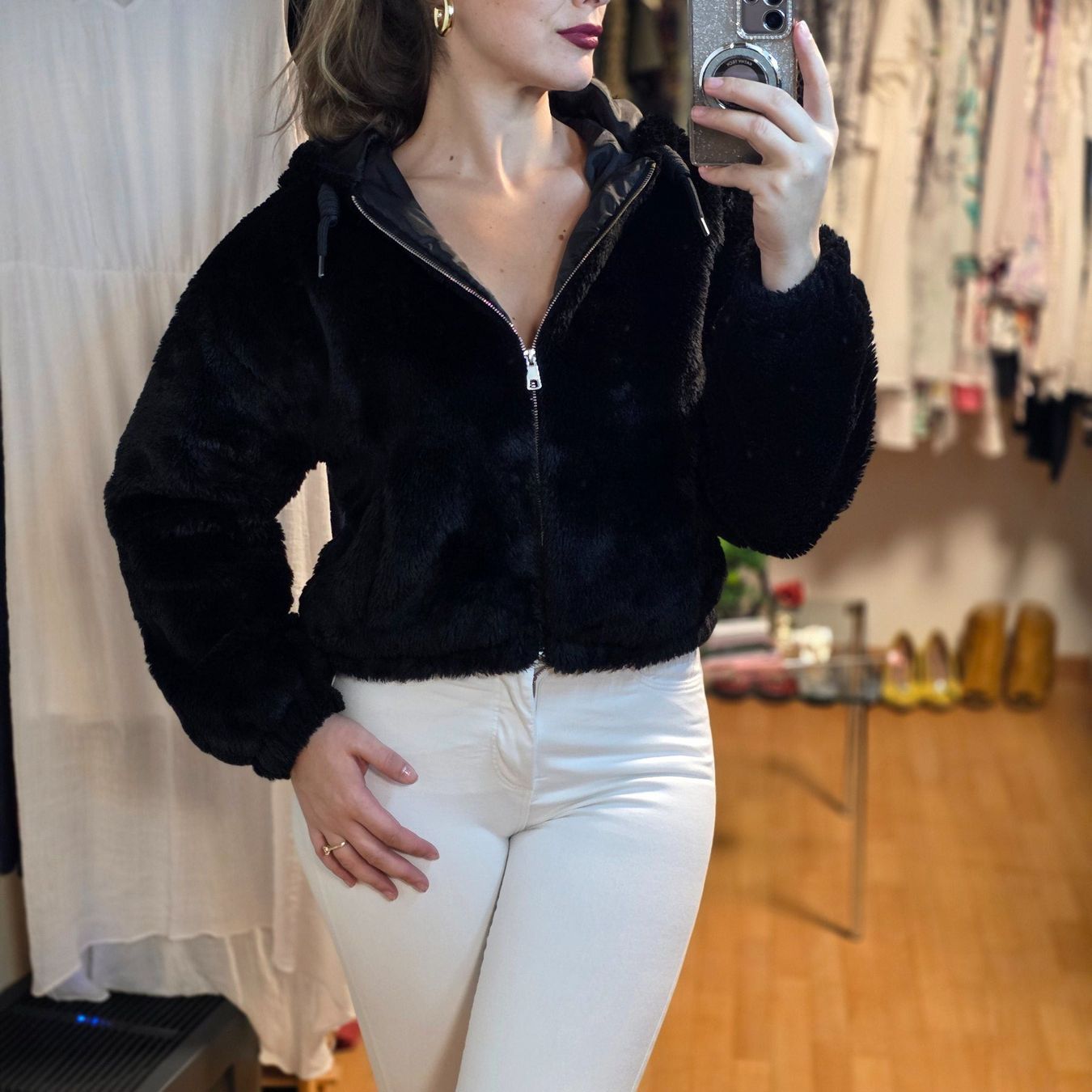 Giacche: Schwarze Teddy Jacke mit Kapuze Gr. 38 – Usato da Wald ZH venduto da CapLux 2