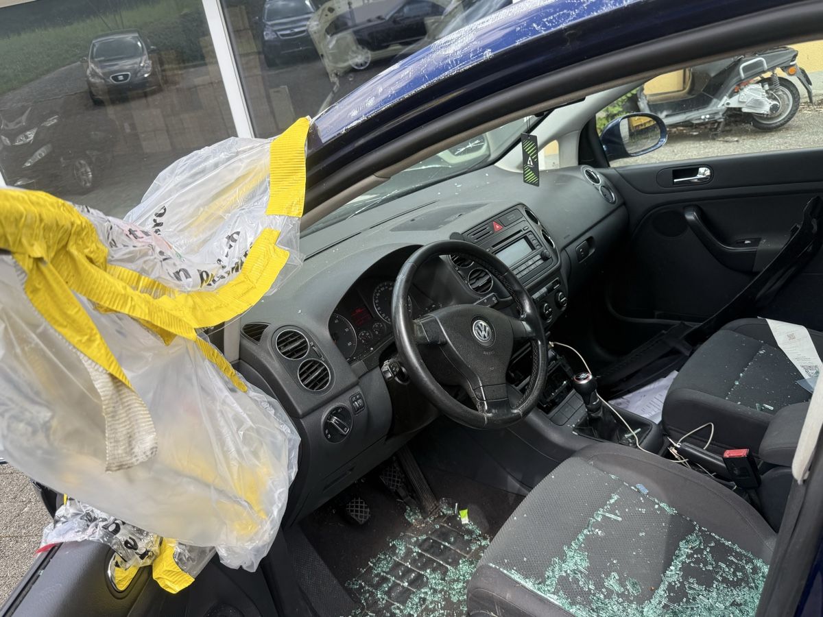 VW Automobili: VW Golf 2.0 TDI, Jg. 2005 - Defekt, Export oder Teile 53 – Usato da Herisau venduto da driti01 4
