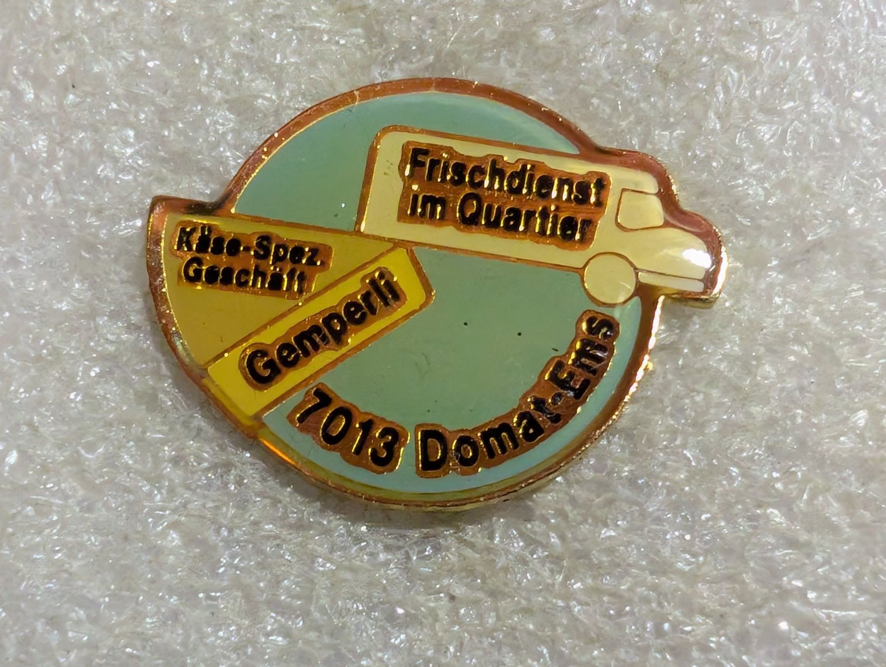 Placchette & Badge: Ansteckpin 211: Käse Gemperli Domat Ems – Usato da Oppligen venduto da Pin-Fall-Shop