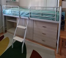 Lit mezzanine avec commode et étagères blanc