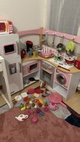 Schöne Kinderküche aus Holz mit viel Zubehör