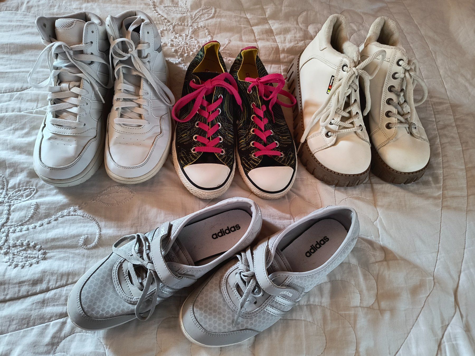 Adidas Scarpe da donna: 4 Paar Mädchen / Damen Schuhe Gr. 37 – Usato da Neuhausen am Rheinfall venduto da VALAMA