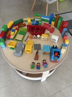 Lot de  briques Lego Duplo avec véhicules et figurines