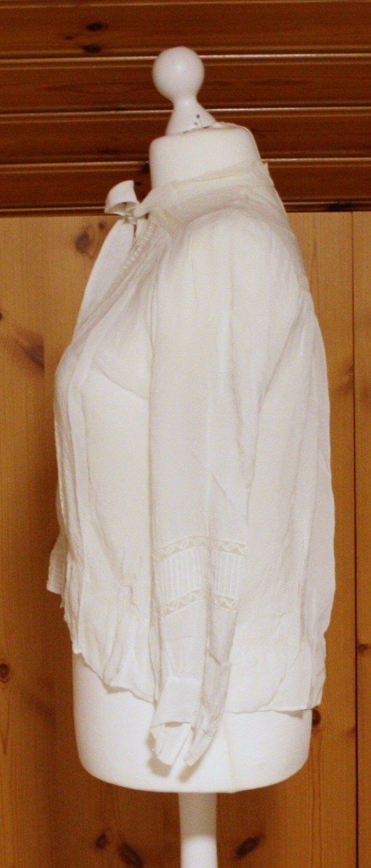 Camicette: Bluse mit Spitze und Masche weiss Gr. M – Usato da Flüelen venduto da Diversicum-Vintage 2