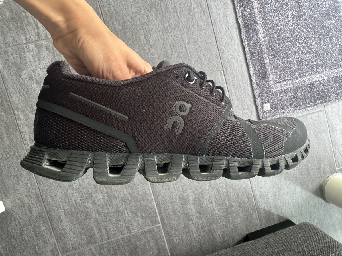 On Scarpe da uomo: On Cloud Laufschuhe, Schwarz, Grösse 40 – Usato da Winterthur venduto da Selina9 1
