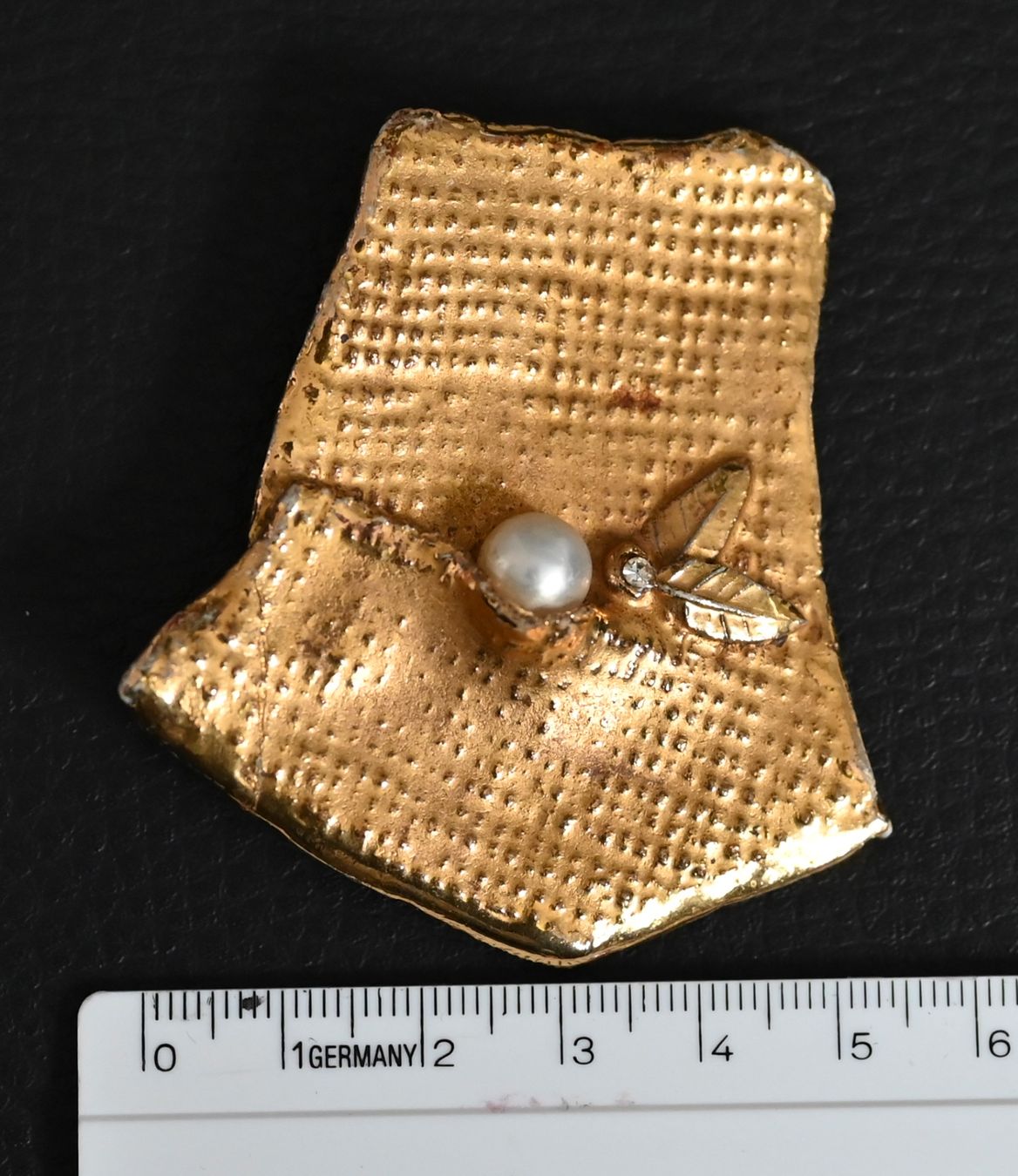 Spille & Fermagli: Goldfarbene Brosche mit Perle - Elegantes Accessoire! – Usato da Oetwil a.d.Limmat venduto da Postding 1