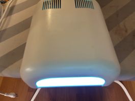UV Nagel Lampe, gebraucht, für schöne Gelnägel zu Hause