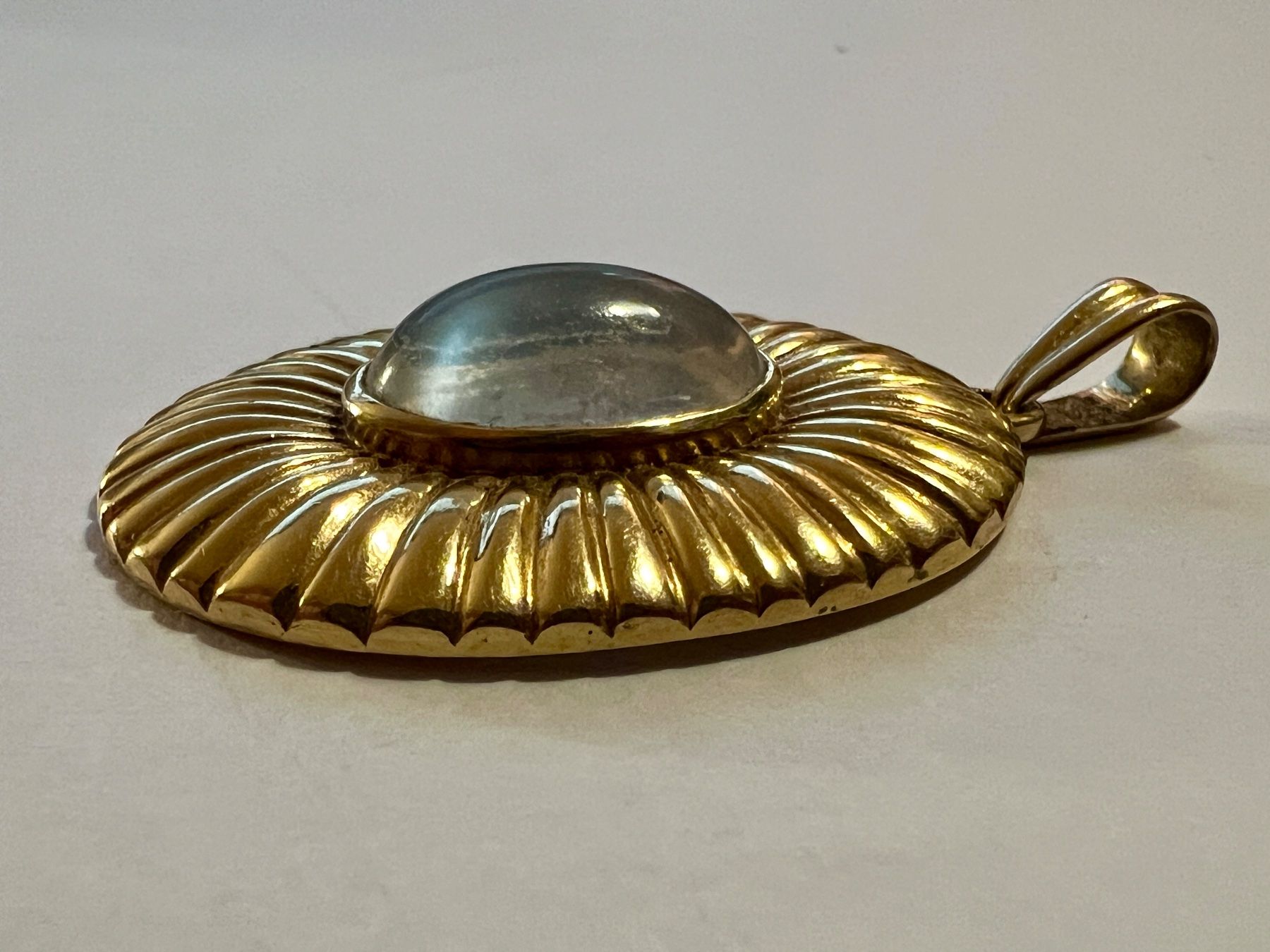 Ciondoli: Gold-Anhänger 18K mit Mondstein – Usato da Chur venduto da Penting1935
