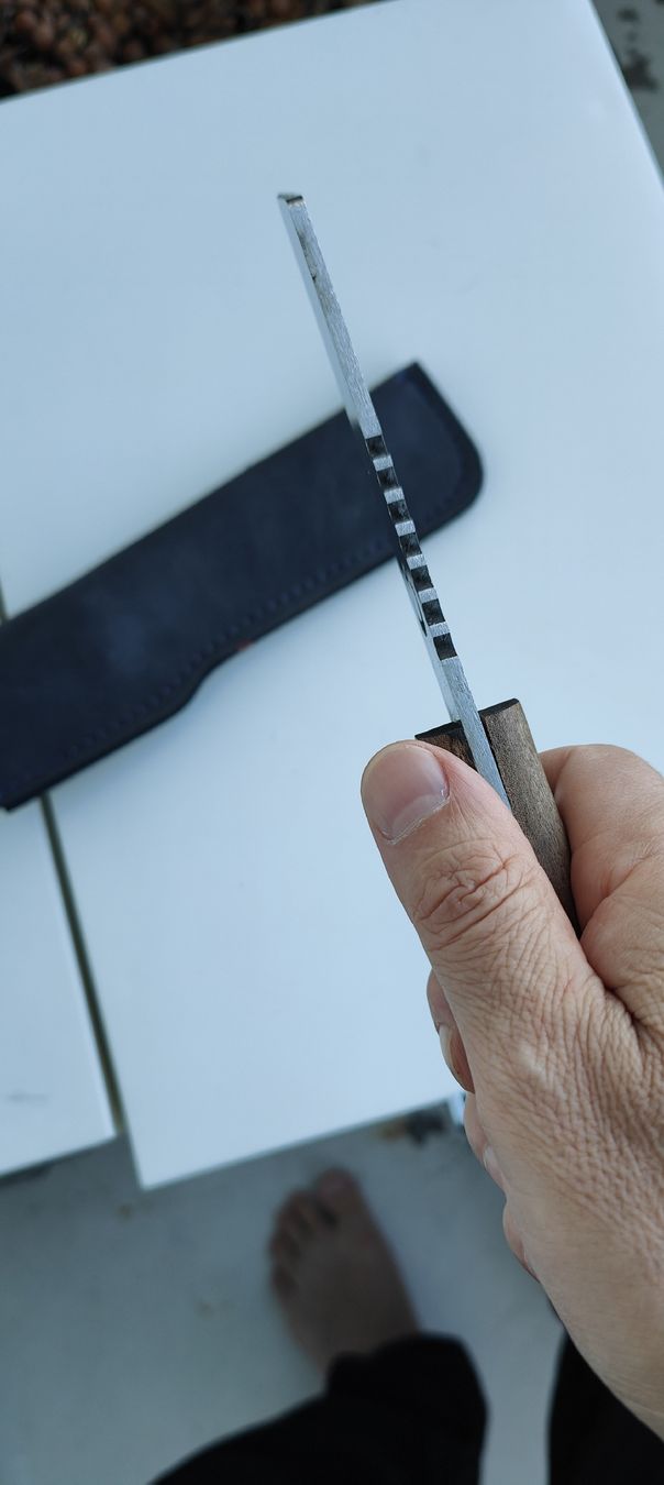 Accessoires: Neuwertiges Hackmesser mit Holzgriff und Lederscheide! – Neuf avec emballage d'origine à St. Margrethen SG par Duezenli61 3