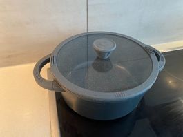 Casserole Crofton grise avec couvercle en verre, 24 cm