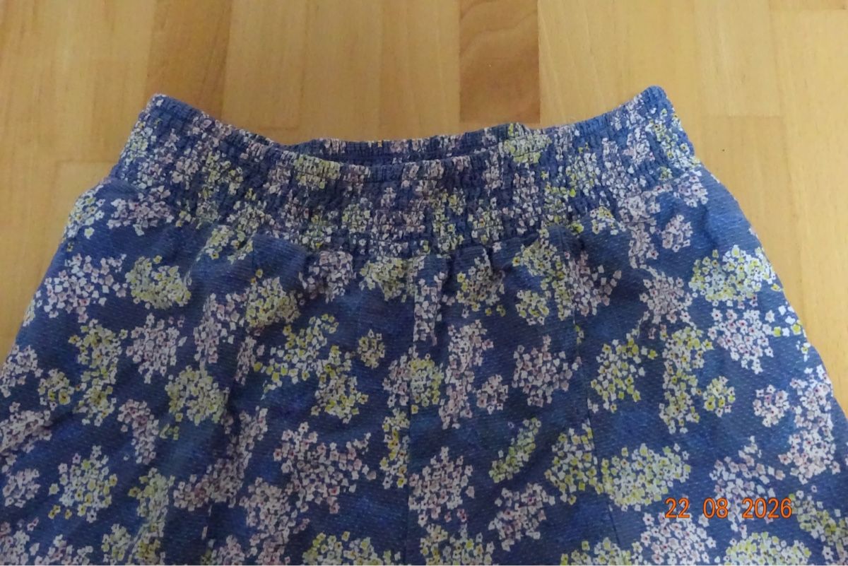 Pantalons: Mädchenhose S Blumenmuster – D'occasion à Münchenbuchsee par Soendlen 1