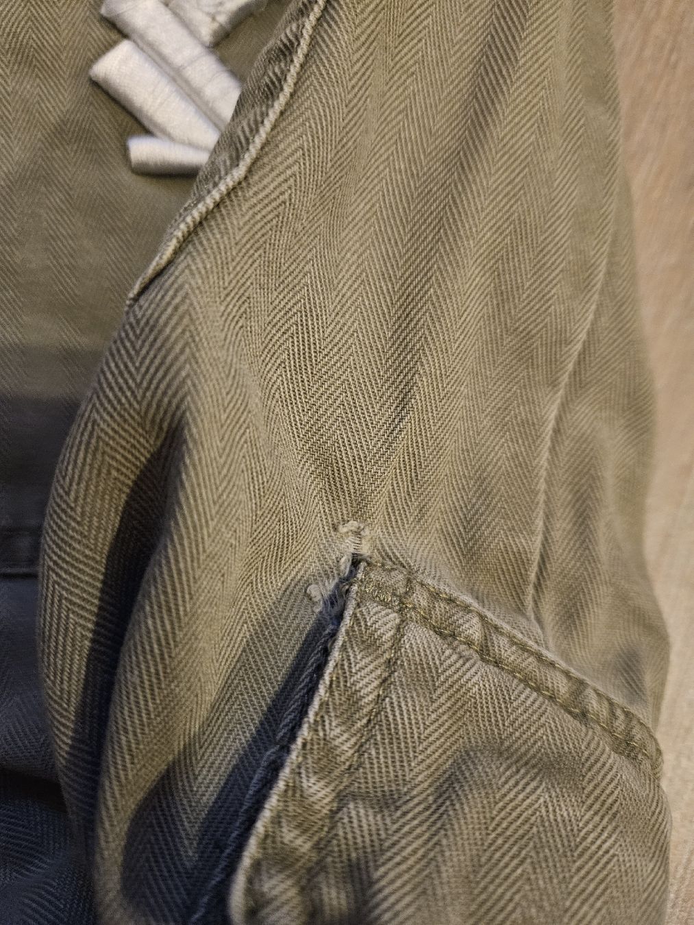 Pantaloni: Pantalon cargo KARL KANI – Usato da Arveyes venduto da sape.online 3