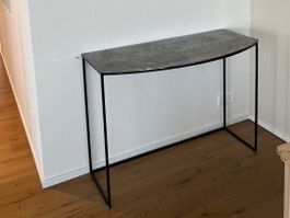 Attraktive Konsole aus Metall mit Aluminiumbeschichtung