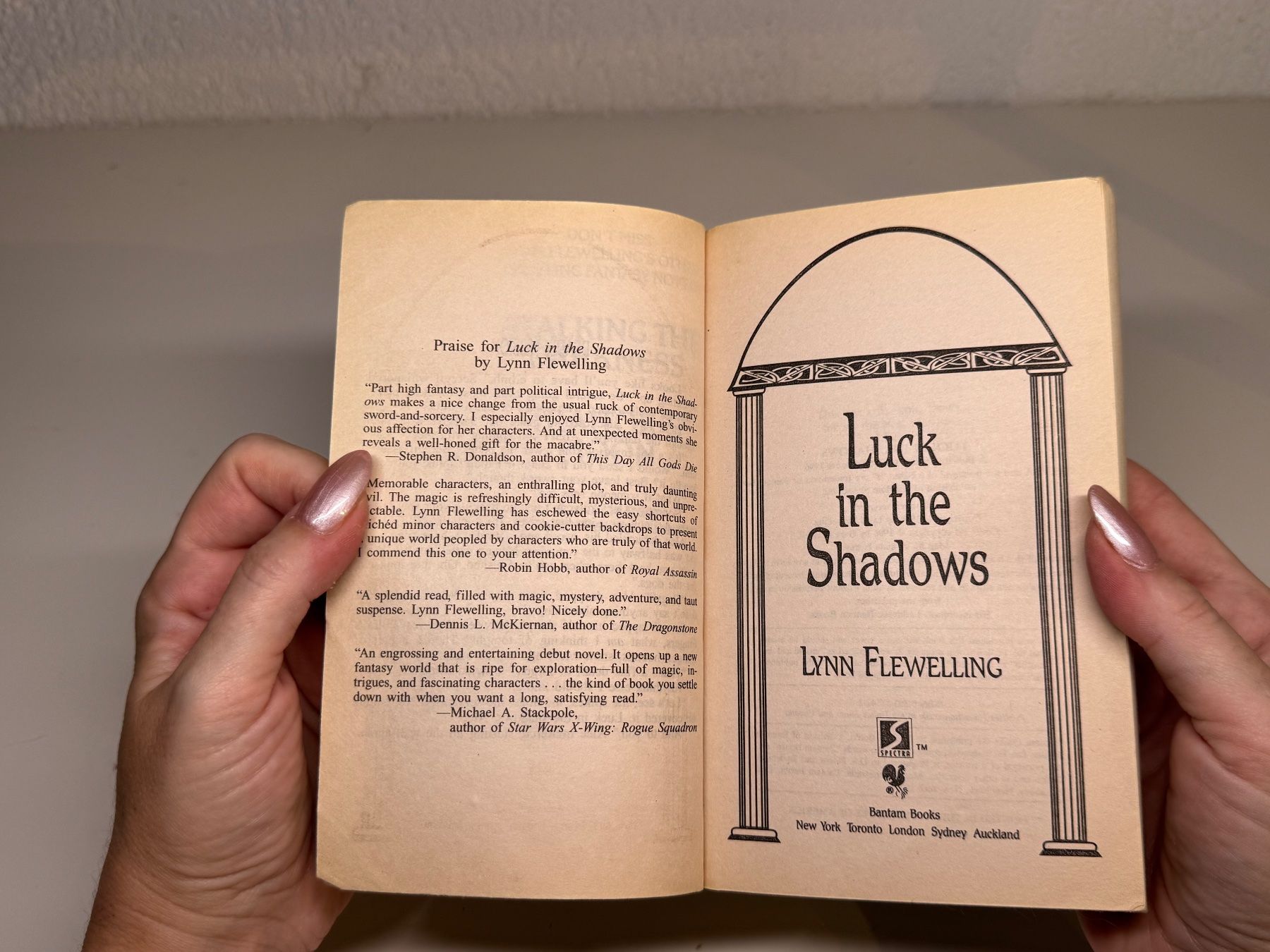 Libri: NOVEL: Lynn Flewelling, Luck In The Shadows – Usato da Grosswangen venduto da English_books 3
