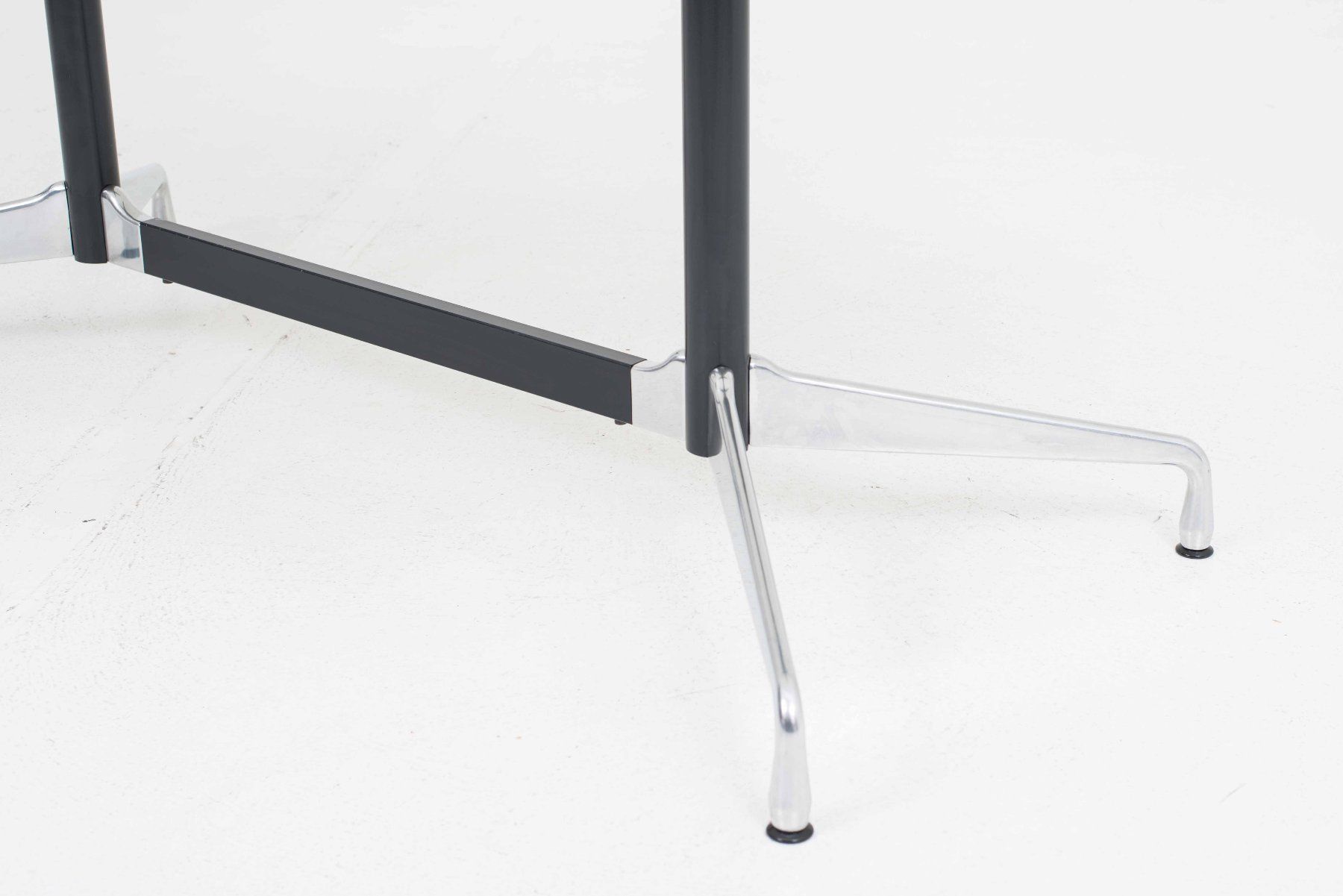 Vitra Tavoli: Vitra Segmented Table von Charles & Ray Eames – Usato da Zürich venduto da STUZH38 7