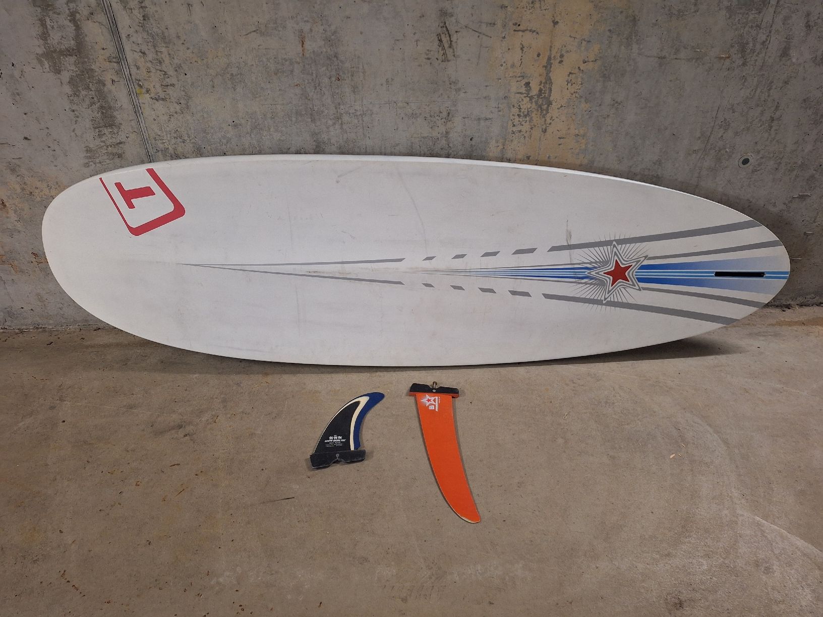 Surfboards & Schwimmbrette: Windsurfbrett Tabou Rocket 125l 69cm 245cm Ltd Carbon – Gebraucht aus Winterthur von yy1 7